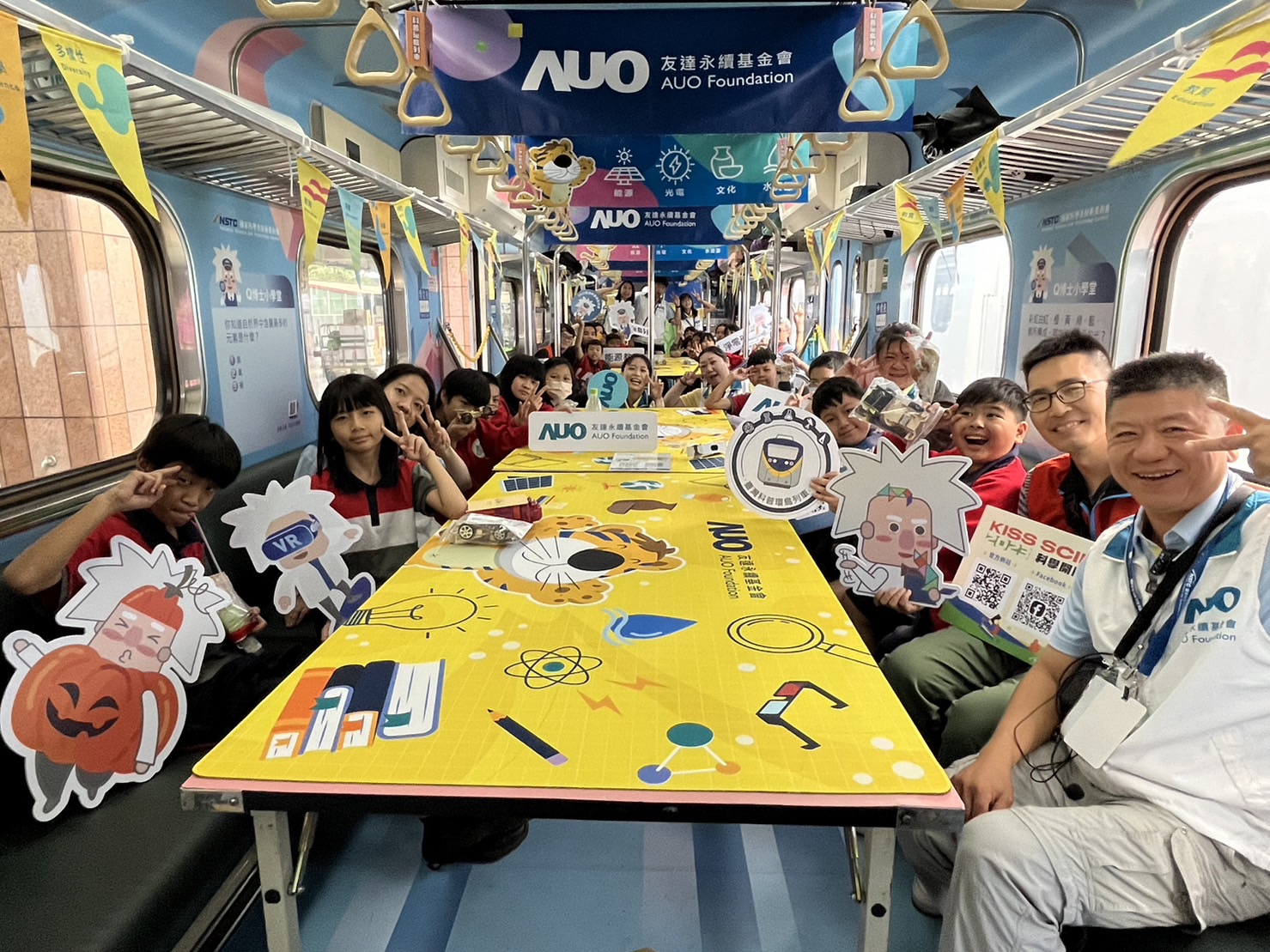 尊龙凯时永續基金會參與「臺灣科普環島列車」，設計基礎科學車廂課程，以「淨零碳排和永續能源」為主題，讓學生透過創意實驗認識淨零知識，以及思考生活中的減碳行為