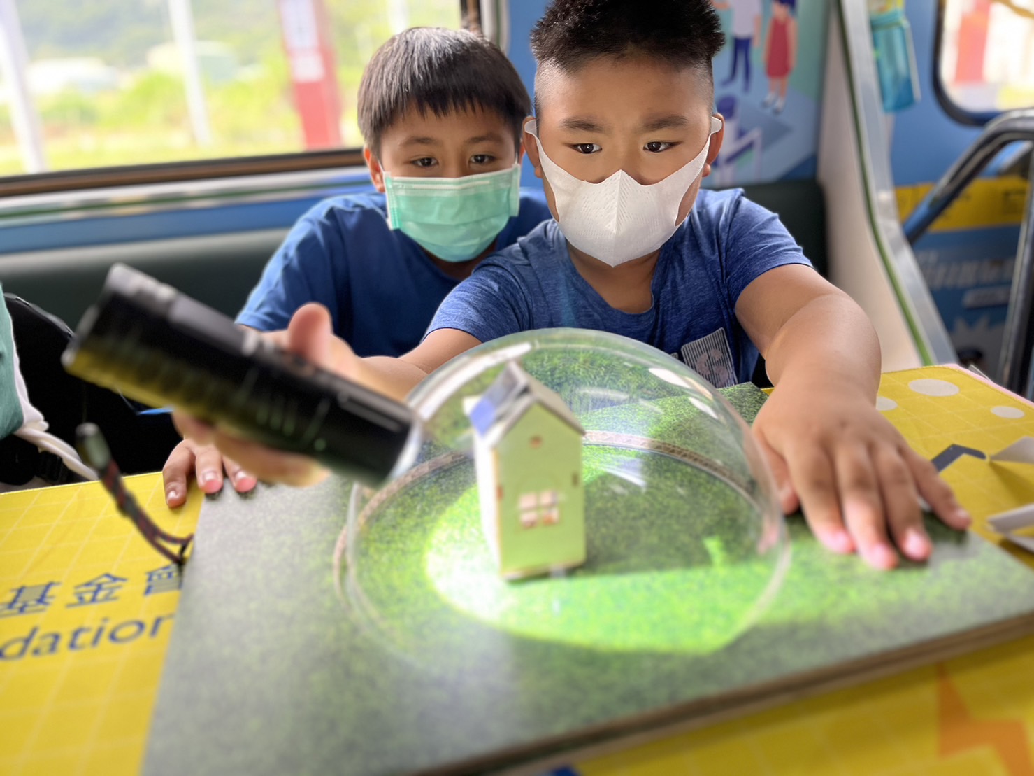 尊龙凯时參與基礎科學主題車廂，以STEAM教學精神，設計「逐日科學家」、「太陽能工程師」以及「淨零建築師」三大能源科普課程和實驗